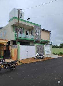 a house with two motorcycles parked in front of it at Apartahotel Henry Winche in Sabana Grande de Boyá