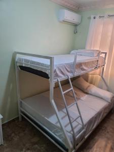 a couple of bunk beds in a room at Apartahotel Henry Winche in Sabana Grande de Boyá