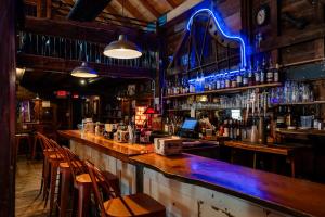 Lounge atau bar di ButtonBall Inn
