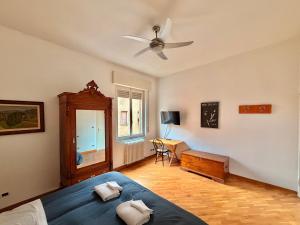 a bedroom with a bed and a ceiling fan at Santo Spirito in Arezzo