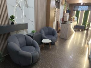 two blue chairs and a table in a lobby at Hospedaje Central Piura in Piura +45 photos