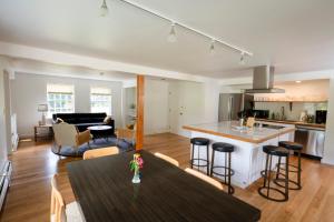 Dapur atau dapur kecil di ButtonBall Inn +42 gambar