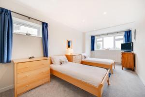 a twin bedroom with two beds and a tv at 5 Bed in Croyde oc-brambc in Croyde