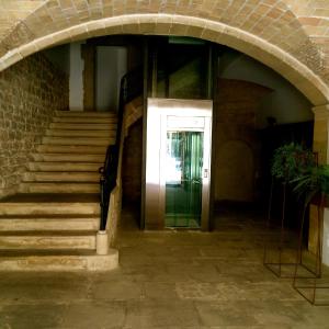 - une entrée avec des escaliers et une porte dans l'établissement CasaOller, à Manresa