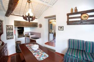 a living room with a table and a couch at Casa Rotas a Nordeste in Nordeste