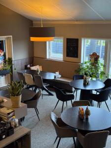 a waiting room with tables and chairs at Bed&Boerderij De Veldmuis in Eemdijk