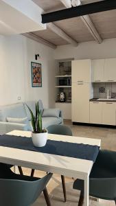 a living room with a table and some chairs at Siculía in Noto