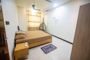 a small room with a bed in a room at Azman in Fuvahmulah