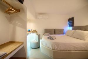 a bedroom with a white bed and a window at Merovigli Suites in Mérikhas