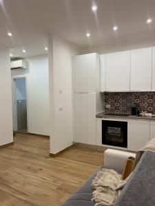 a living room with white cabinets and a kitchen at Ca' dei Venti in Chioggia +19 photos