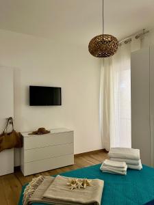 a living room with a bed and a tv at Ca' dei Venti in Chioggia