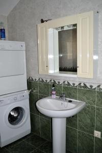 A bathroom at Hostal la Encina Még 37 kép