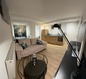 a living room with a couch and a table at Pendler Montagewohnung Kandern, Lörrach, Basel D,CH, FR in Holzen