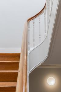 spiralne schody w domu z białym sufitem w obiekcie GuestReady - Picaria Living Quarter 3 w Porto