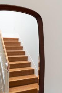 ein Blick durch einen Spiegel auf eine Treppe in der Unterkunft GuestReady - Picaria Living Quarters in Porto