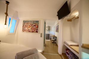 a room with a bed and a painting on the wall at Merovigli Suites in Mérikhas
