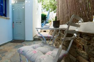 a patio with a table and a chair and a table at Merovigli Suites in Mérikhas