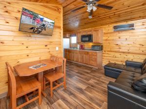 a living room with a dining room table and a kitchen at Sun Outdoors Frontier Town in Berlin