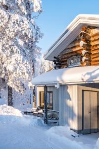 a cabin in the woods in the snow at Rinneköngäs - Ruka-Pyhä 2x SKIPASS included - Free Skibuss Doorstep - Renovated in Ruka