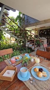 a table with plates of food on top of it at Vila das Águas in Atins