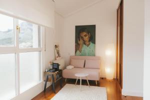 a living room with a couch and a table at Habitación en vivienda compartida con baño privado in Santullán