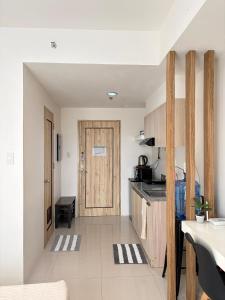 eine Küche mit Holztür in einem Zimmer in der Unterkunft Condo Saga Davao City in Davao City