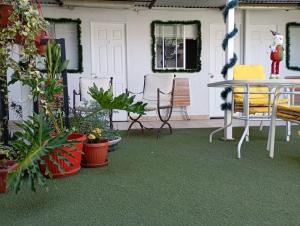 a patio with plants and a table and chairs at Puente alto alojamiento in Santiago