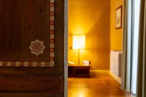 a room with a table and a lamp in a room at Il Castello Di San Gaudenzio in Cervesina