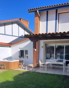 a patio of a house with a table and chairs at Habitación en vivienda compartida con baño privado in Santullán