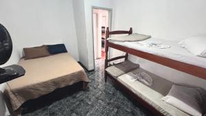 a room with two bunk beds and a mirror at Cantinho dos Barbosas in Angra dos Reis