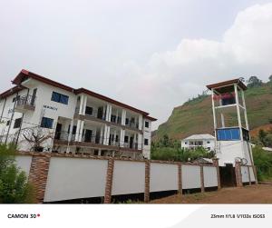 ein Gebäude mit einem Uhrturm auf dem Dach in der Unterkunft Nancy Real Estate in Limbe
