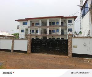 ein Gebäude mit einem Tor davor in der Unterkunft Nancy Real Estate in Limbe + 22 Fotos