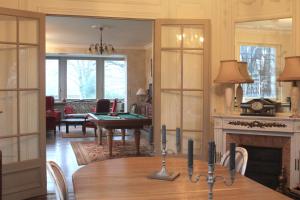 a living room with a table and a fireplace at Le Cottage des chats in Beaulieu-sur-Loire