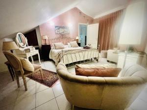 a living room with a bed and a couch at CasAzzurra in Ortona