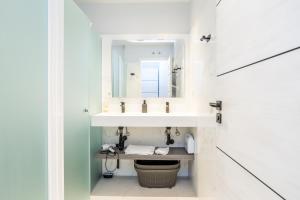 a bathroom with a sink and a mirror at BaruHaus GRUPOS Alea ALOJAMIENTO COMPLETO in León