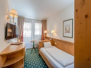 A television and/or entertainment centre at Vital - und Wellnesshotel Hanneshof