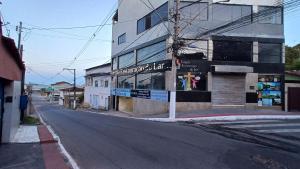 an empty street in front of a building at Riviera Sanary 1207 Nova Almeida in Serra