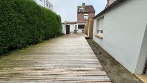 a wooden path leading to a white building at Grande Maison 17 personnes in Arras