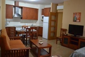 a living room with a kitchen and a dining room at Ruralis Altozano in Montánchez