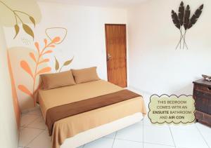 a bedroom with a bed with a plant on the wall at Refúgio na Mata in Lençóis