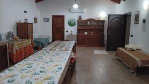 a room with two long tables in a room at Casa vacanze San Gianni in Ardore Marina