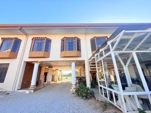 an exterior view of a building with windows at Hotel Wilson Santa Cruz in Santa Cruz