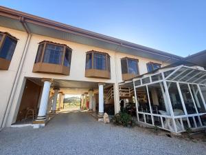 a large building with windows and a courtyard at Hotel Wilson Santa Cruz in Santa Cruz +1 photo