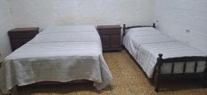 two beds sitting next to each other in a room at El limonero in Paso de los Libres