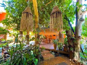 a patio with a bunch of plants and trees at Casa das Flores Bistrô e Pousada in Taquarussu Tocantins +35 photos