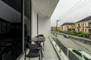 a balcony with chairs and a view of a street at Olaz holmes in Lagos