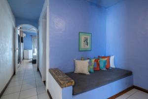 a blue wall with a bench in a room at Pousada dos Gravatás in Búzios