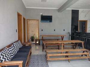 a living room with wooden tables and a couch at Área de Lazer Portal da Canastra in Delfinópolis