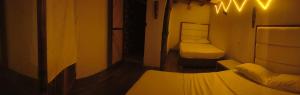 a small room with two beds and a mirror at Cabañas Palos Locos in Barú