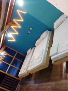a bed in a room with a blue ceiling at Cabañas Palos Locos in Barú